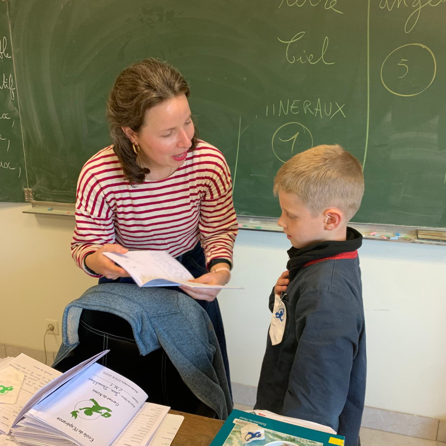 Une enseignante échange avec un élève