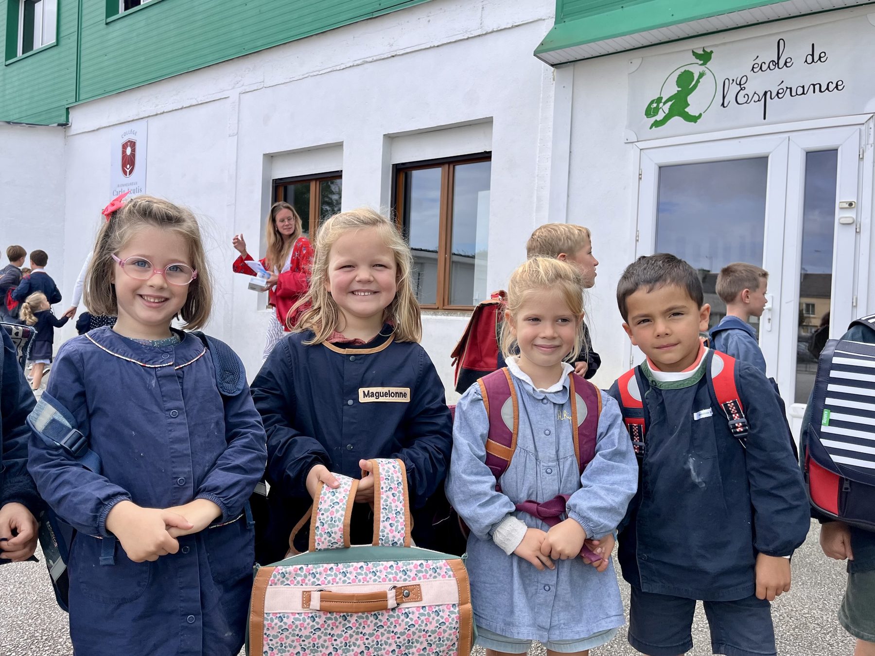 Élèves devant la façade de l'école